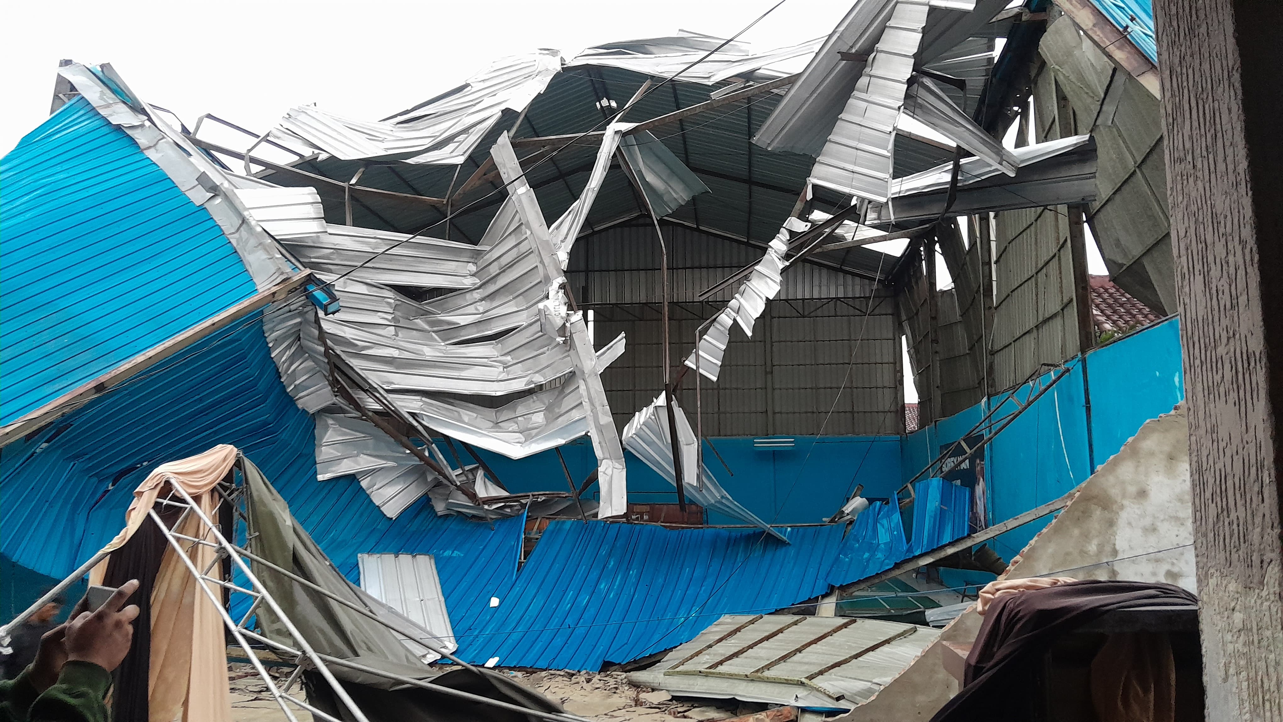 Hujan Deras Disertai Angin Kencang Rusak Rumah dan Tumbangkan Pohon di Bandarlampung