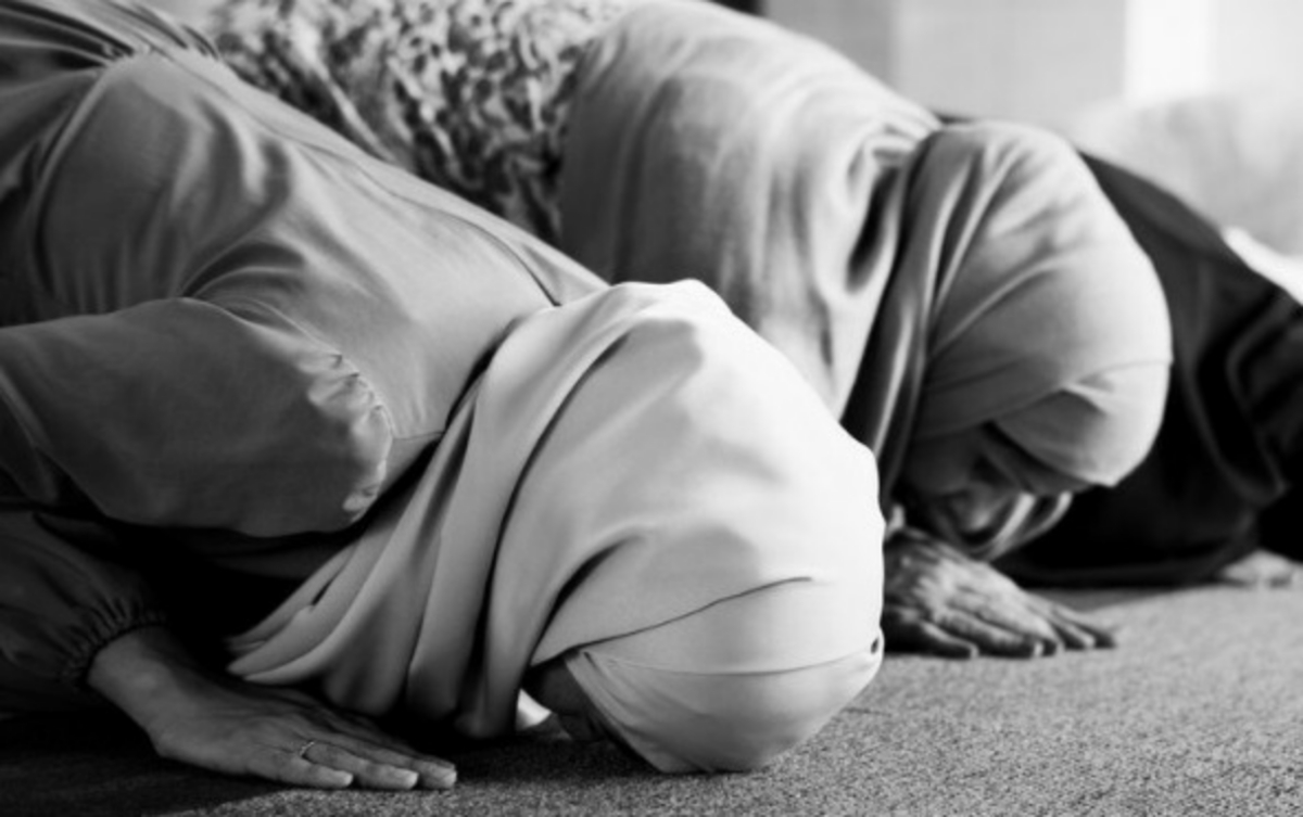 Hukum Sholat Tarawih Bagi Wanita, Lebih Baik di Masjid atau di Rumah?