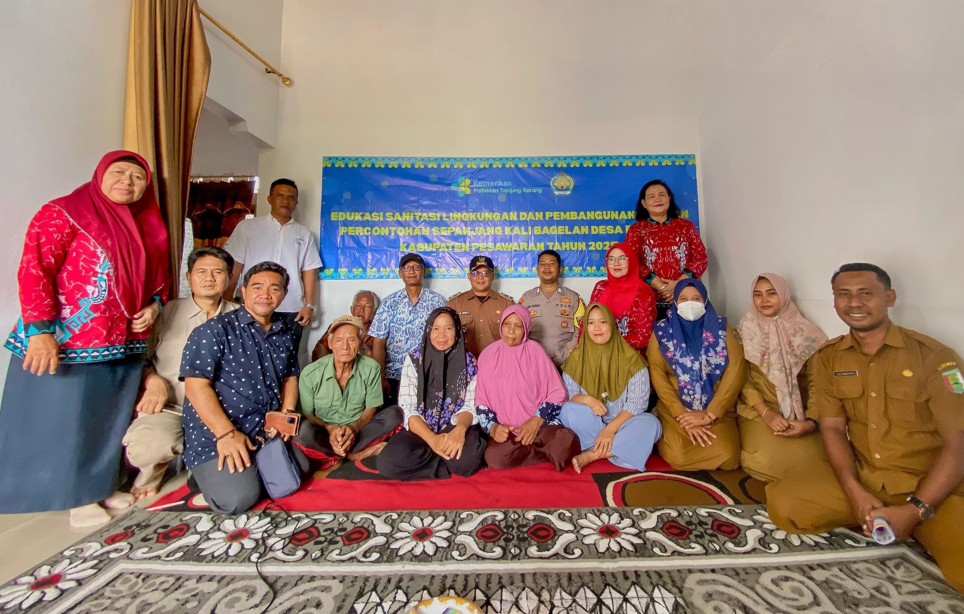 Dorong Sanitasi Sehat, Pengabmas Poltekkes Tanjungkarang Bangun Jamban Percontohan di Desa Bagelen