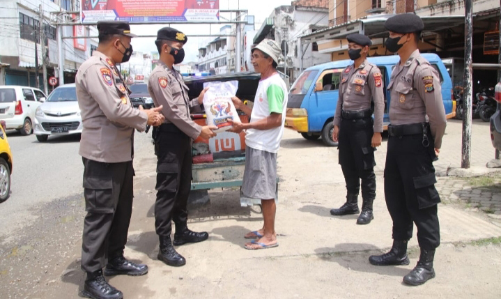 Dampak Kenaikan Harga BBM, Door to Door Polres Pringsewu Bagikan Bantuan 