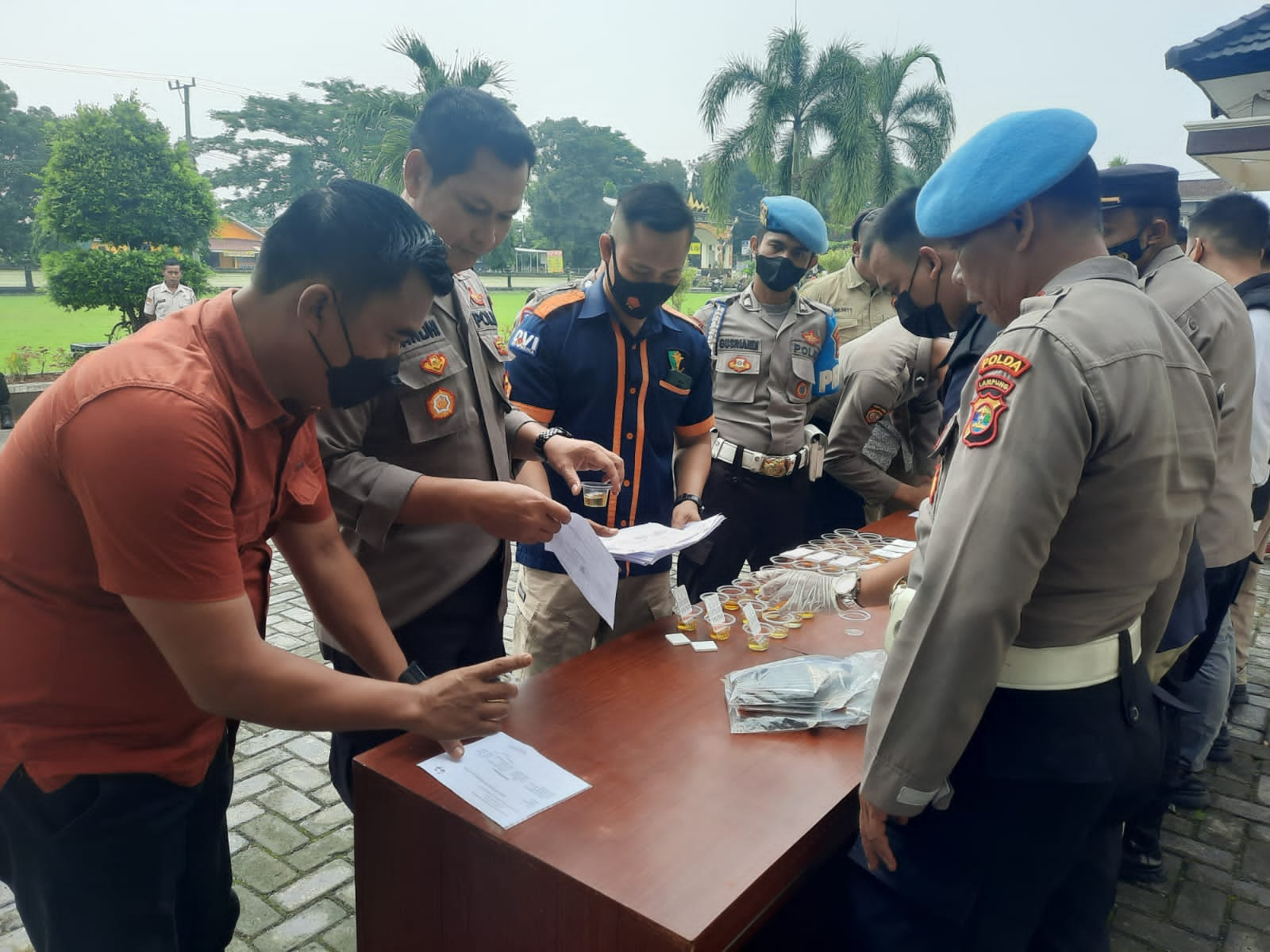 Cegah Penyalahgunaan Narkoba, PJU dan Personil Polres Lamtim Jalani Tes Urine