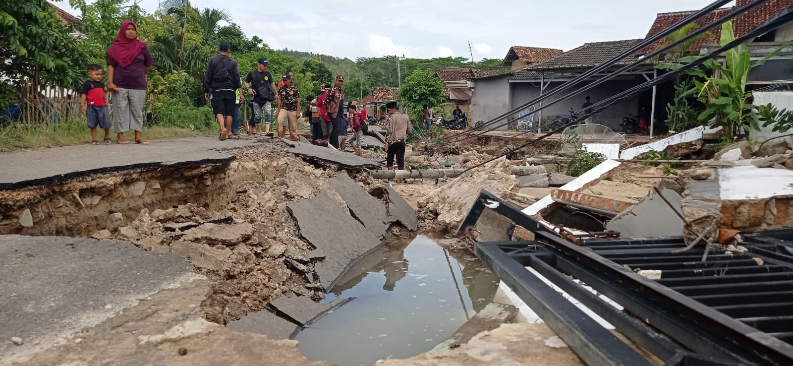 Akibat Banjir, Akses Jalan Utama Desa Suak Sidomulyo Lamsel Rusak Parah, Ini Kata Wabup Lamsel
