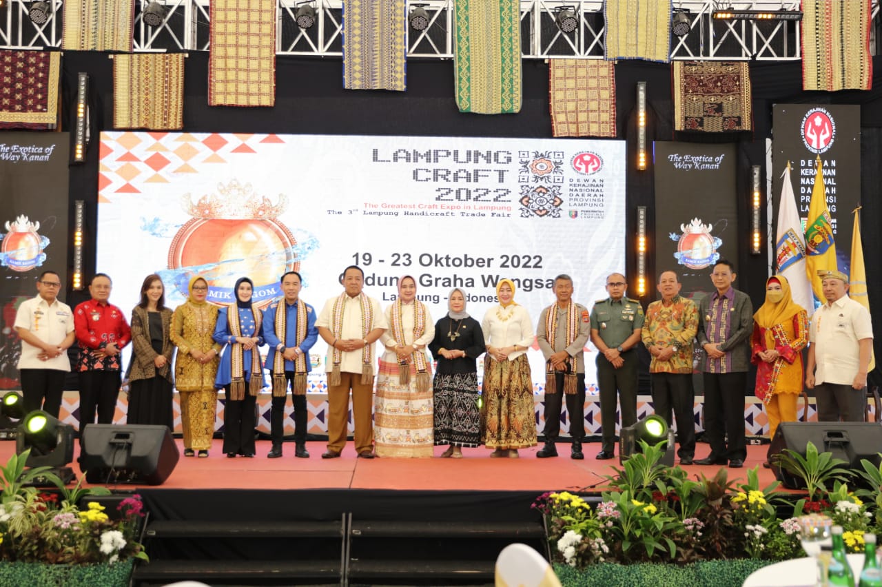 Didampingi Ibu Riana, Gubernur Lampung Arinal Djunaidi Buka Lampung Craft 2022
