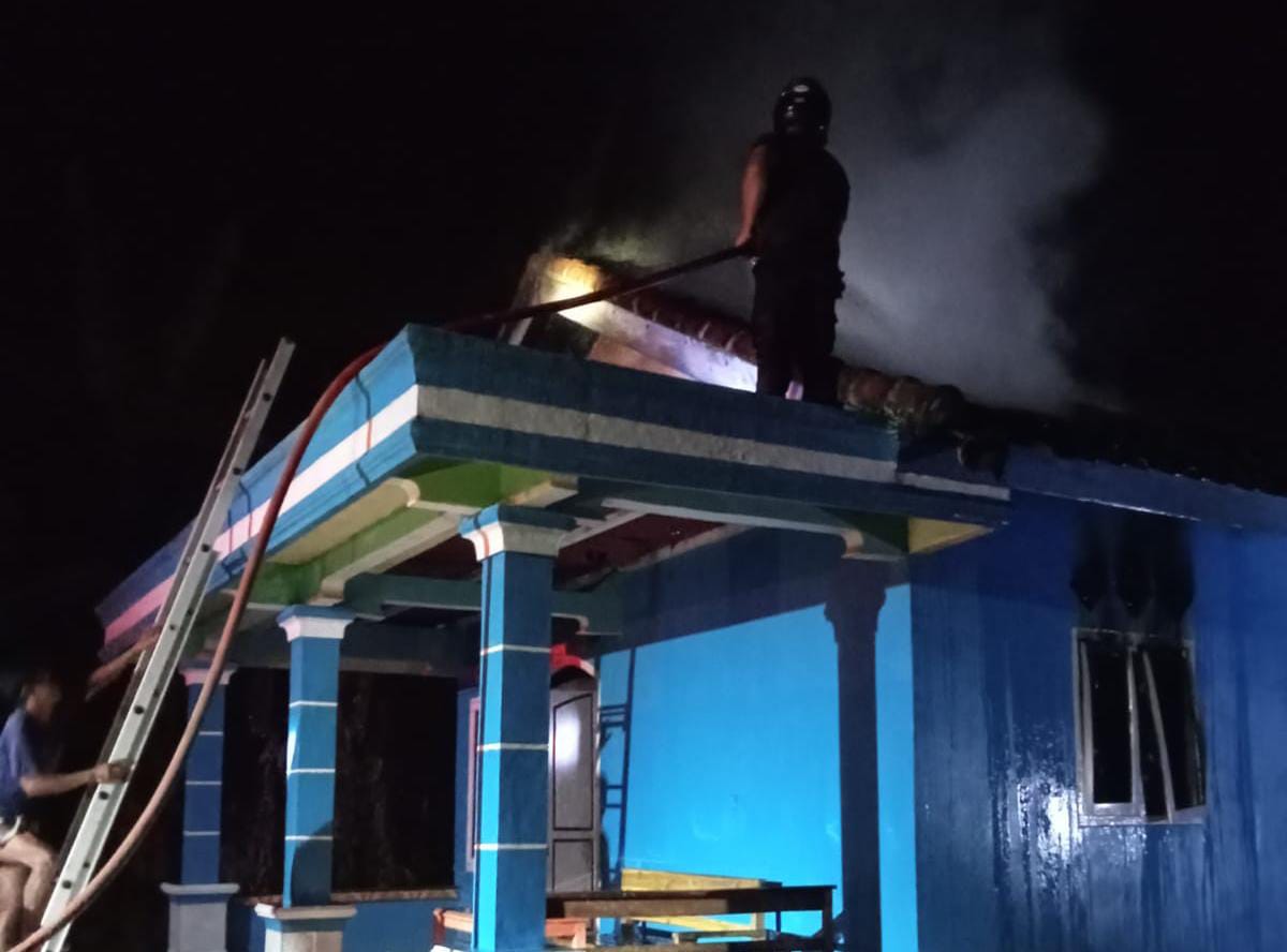 Satu Unit Rumah Warga di Muara Tembulih, Pesisir Barat Lampung Nyaris Ludes Terbakar