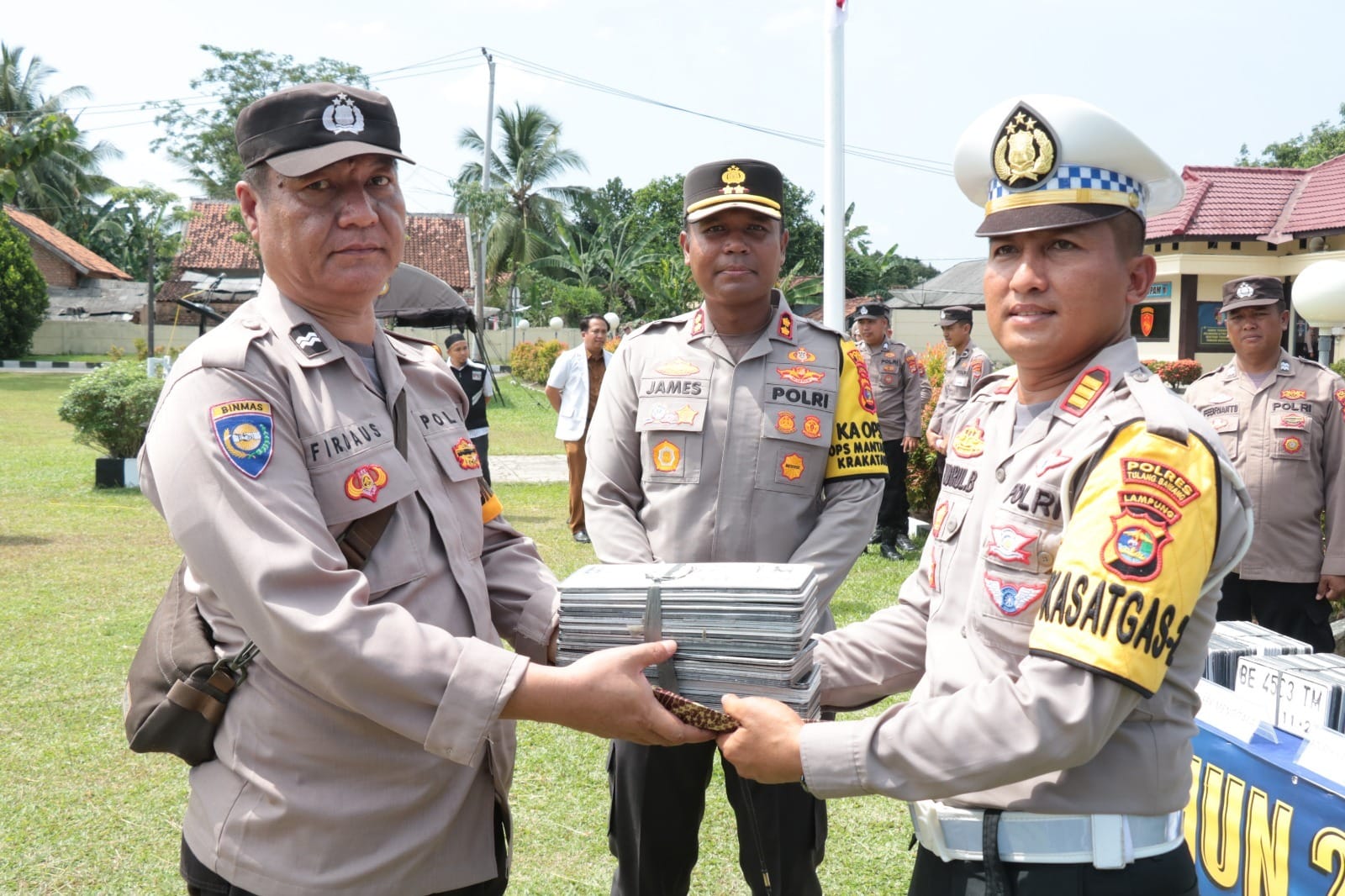 Terobosan Baru, Personel Polres Tulang Bawang Antar 1.058 Plat Nomor ke Rumah Masyarakat Langsung