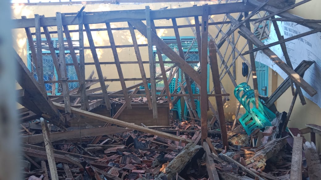 Termakan Usia, Atap Balai Dusun Ambruk saat Hujan Deras Mengguyur