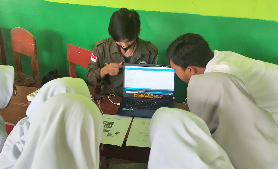 Dosen Universitas Teknokrat Indonesia Gelar Pelatihan  Door Lock di MA Ma’arif 1 Punggur 