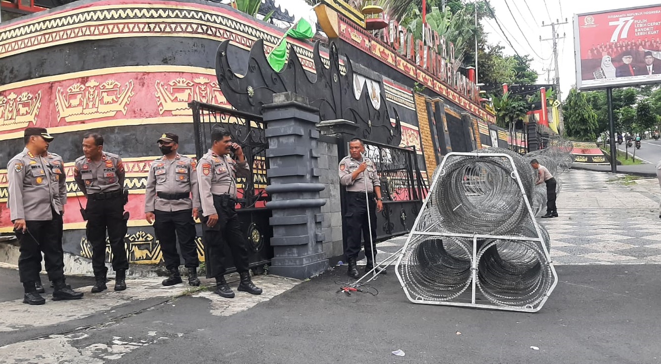 Beredar Kabar Ada Aksi Penolakan Kenaikan BBM, Kawat Berduri Terpasang di Gerbang DPRD Bandar Lampung