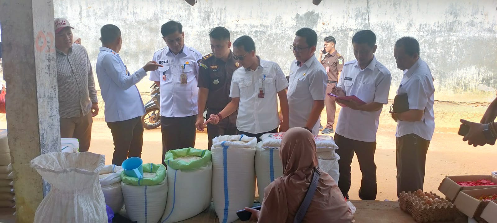 Sidak Disperindag Way Kanan: Beras Aman, Tapi SPBU Gunung Sangkaran Belum Tera Ulang