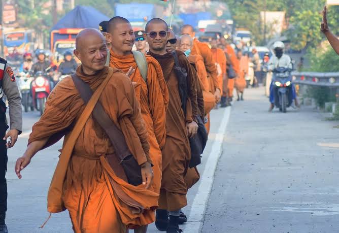 Tiba di Magelang, 32 Biksu Thailand Disambut Penuh Antusias dan Penghormatan