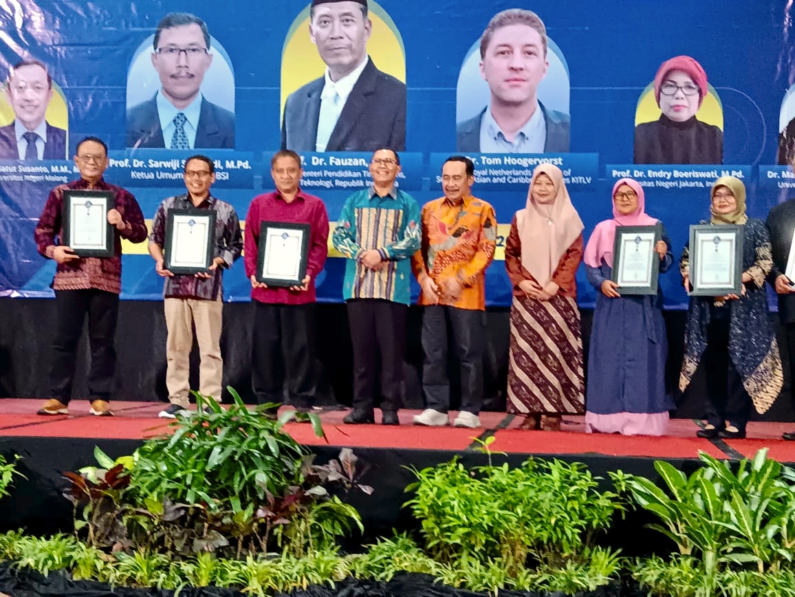 Plt Rektor UIM Lampung Terima Anugerah Darma Pradana IKAPROBSI 2025