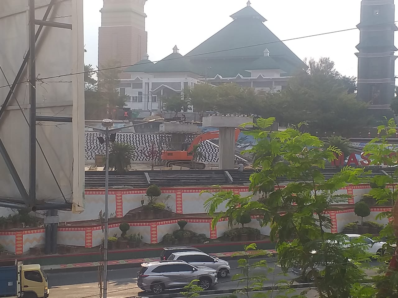 Update JPO, Alat Berat Kini Sudah 'Menghiasi' Halaman Masjid Al-Furqon