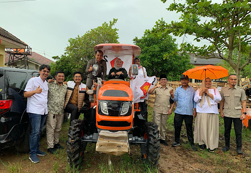 Anggota Fraksi Partai Gerindra DPRD Lampung Tengah Dampingi Komisi IV DPR RI Salurkan Bantuan Alsintan