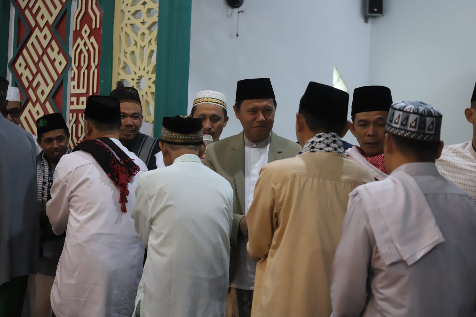 Pj Bupati Lampung Barat, Dandim dan Ketua MUI Shalat Id di Masjid Agung Baiturrahim