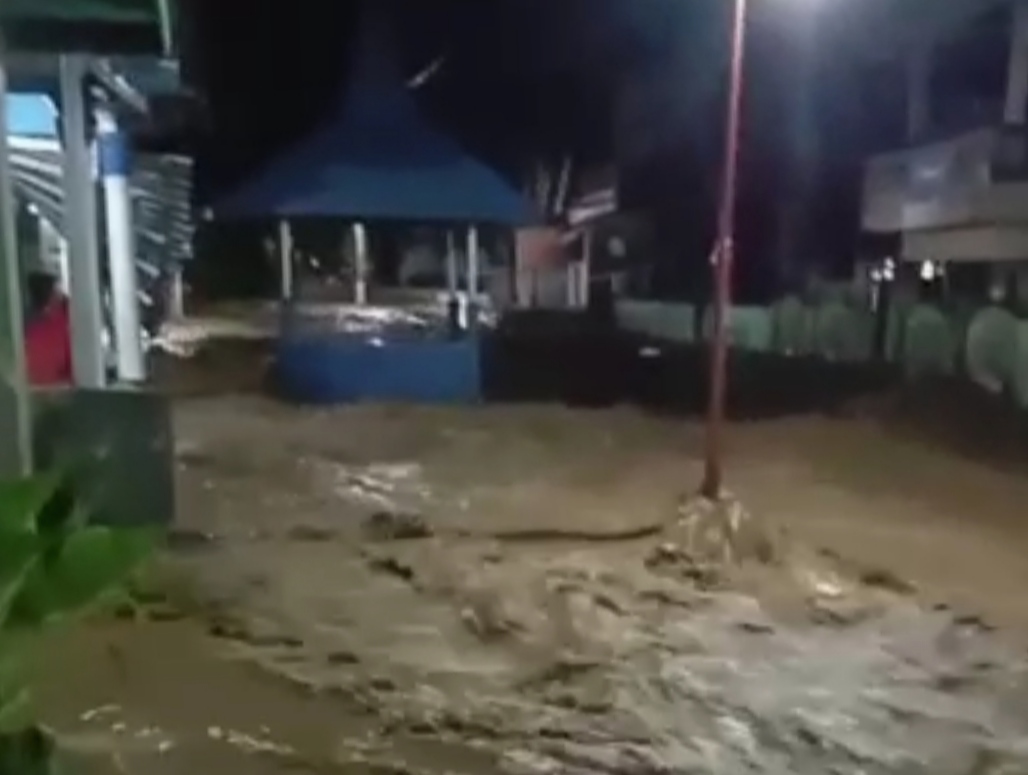 Banjir Bandang, Jalan dan Desa di Way Lima Terendam 