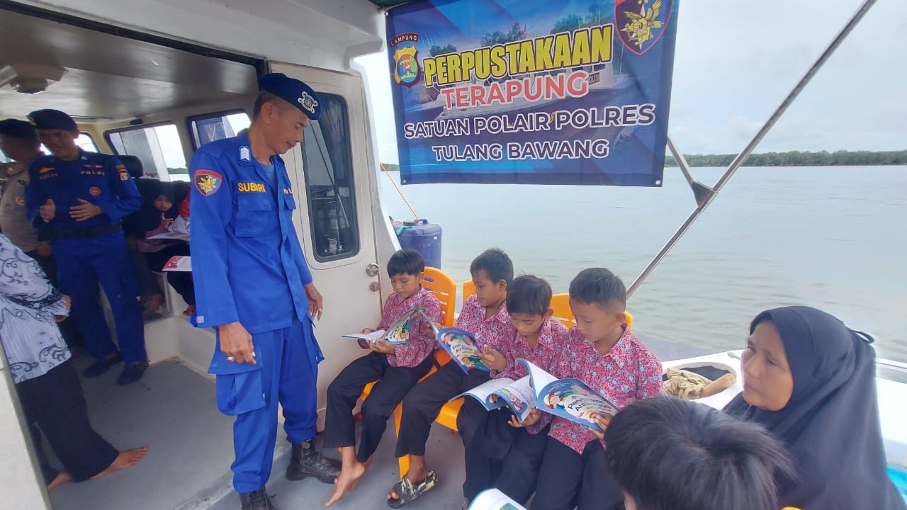 Tingkatkan Literasi dan Minat Baca, Polair Polres Tulang Bawang Buat Perpustakaan Terapung