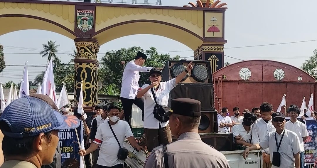 Massa Aksi Desak Pemkab Lampung Tengah Segera Sikapi Status Hukum Sekda