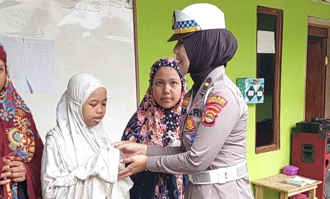 Polres Tanggamus Bagi-bagi Takjil untuk Ponpes dan Masjid di Kota Agung Timur