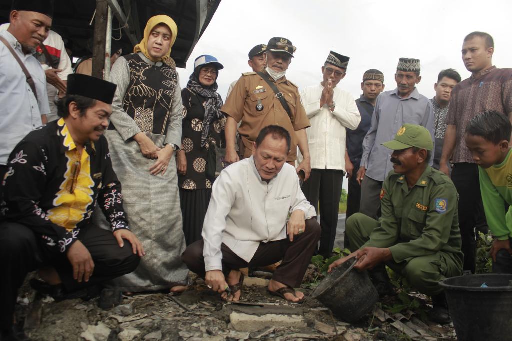 Momen Ramadan, Pj Bupati Tulang Bawang Qudrotul Ikhwan Bedah Rumah Guru SD di Rawajitu Timur