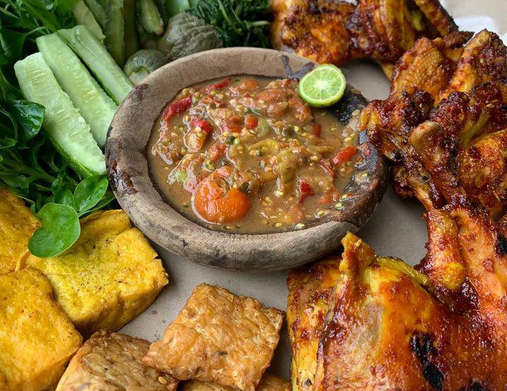 Restoran Tradisional Khas Lampung dengan Suasana Pedesaan yang Asri