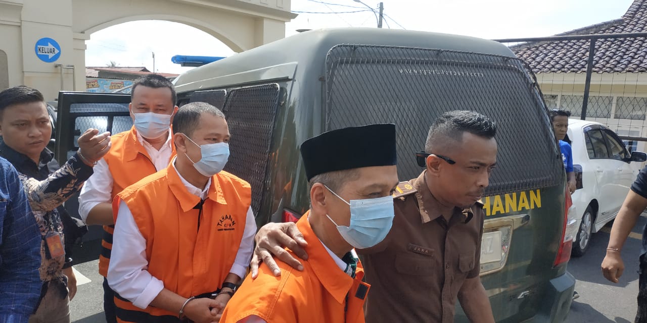 Pakai Mobil Tahanan dan Rompi KPK, Karomani Cs Jalani Sidang Perdana