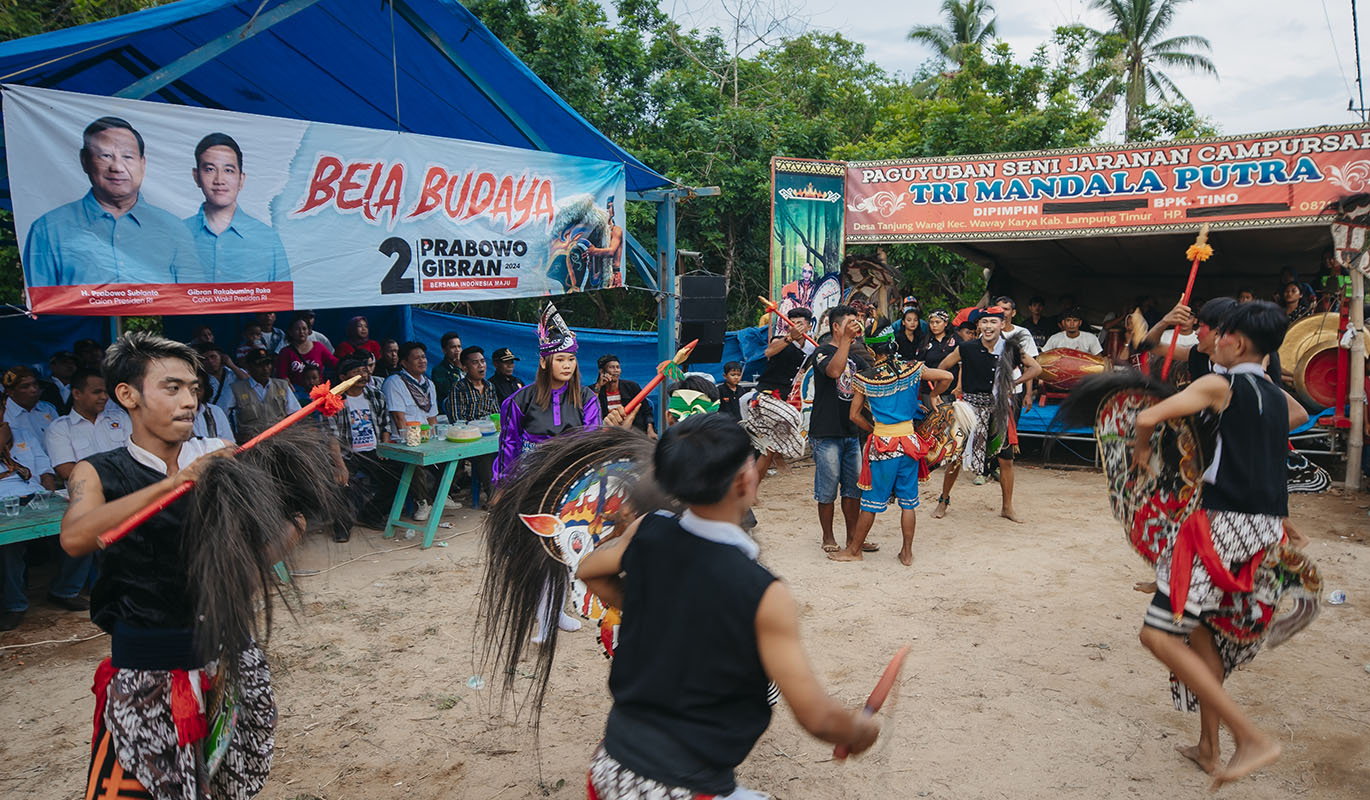 TKD Prabowo-Gibran Gelar Kampanye Unik Pertunjukan Kuda Lumping di Lampung Timur   