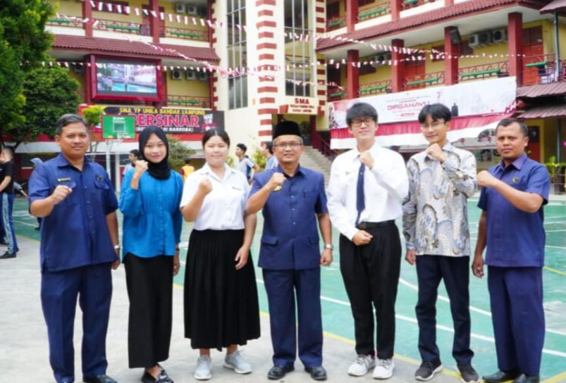 Guru Asal Thailand dan Filipina Mengajar di SMA YP Unila