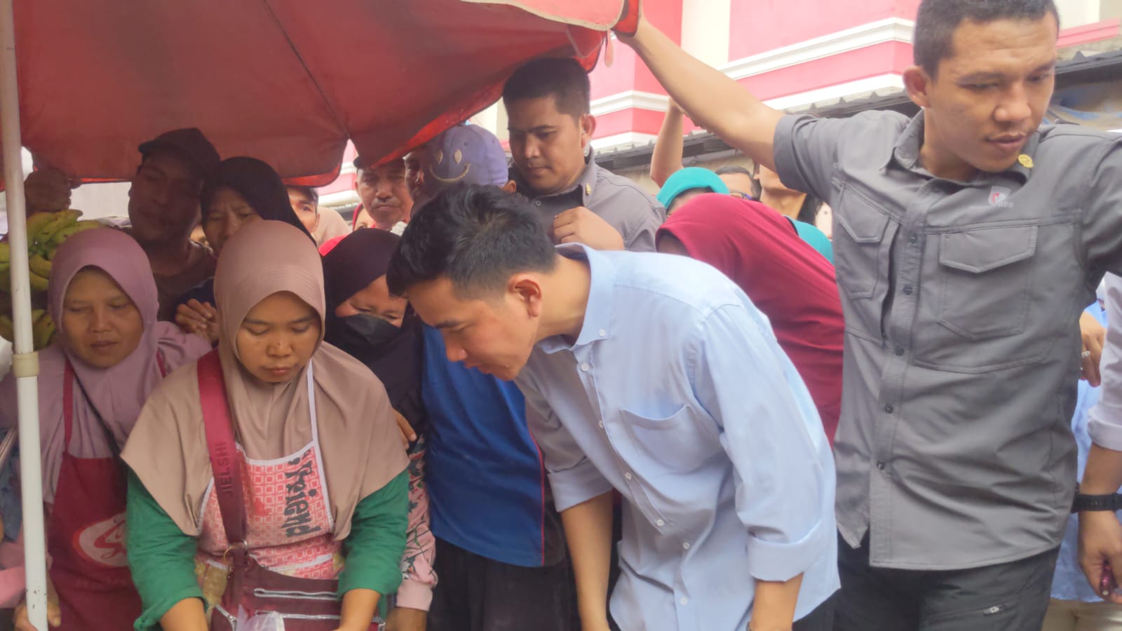 Datang ke Lampung Gibran Rakabuming Raka Diminta Borong Cabai dan Tahu oleh Pedagang