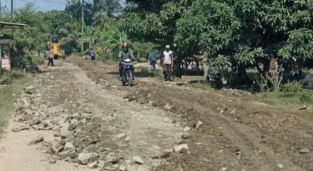 Swadaya, Warga Perbaiki Jalan Penghubung Kecamatan di Pringsewu