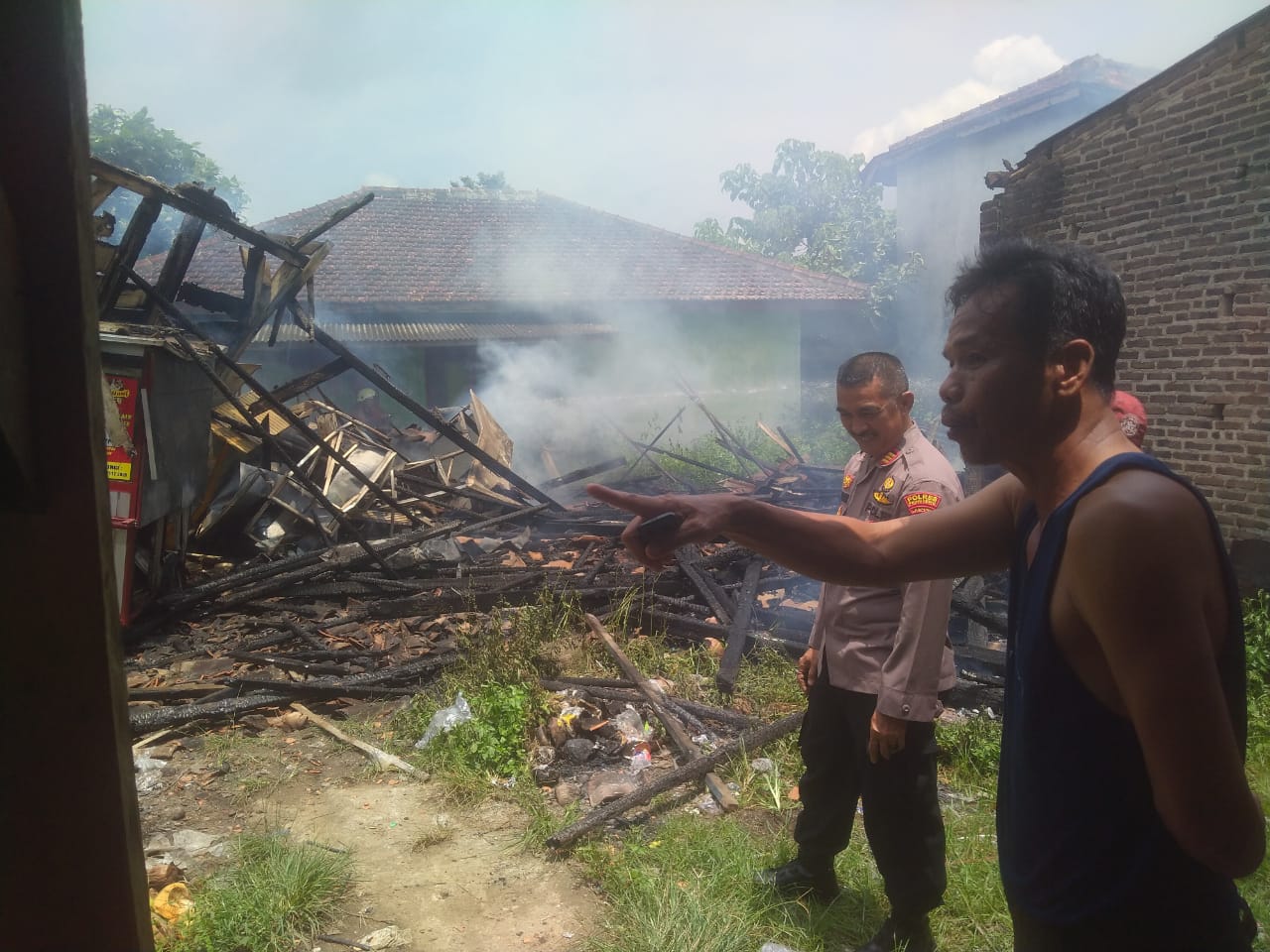 Kebakaran di Dekat Pasar Buat Heboh, Nyaris Sambar Minimarket dan Pos Polisi
