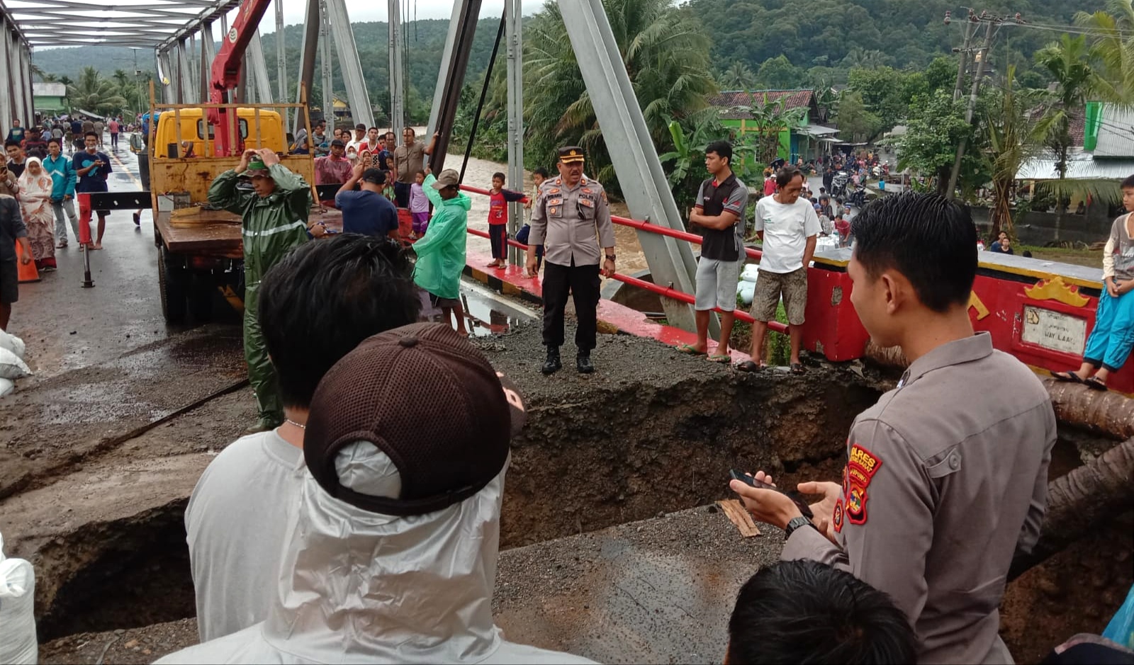 Jembatan Way Laay Kembali Amblas, Jalur Lampung-Bengkulu Lumpuh Total