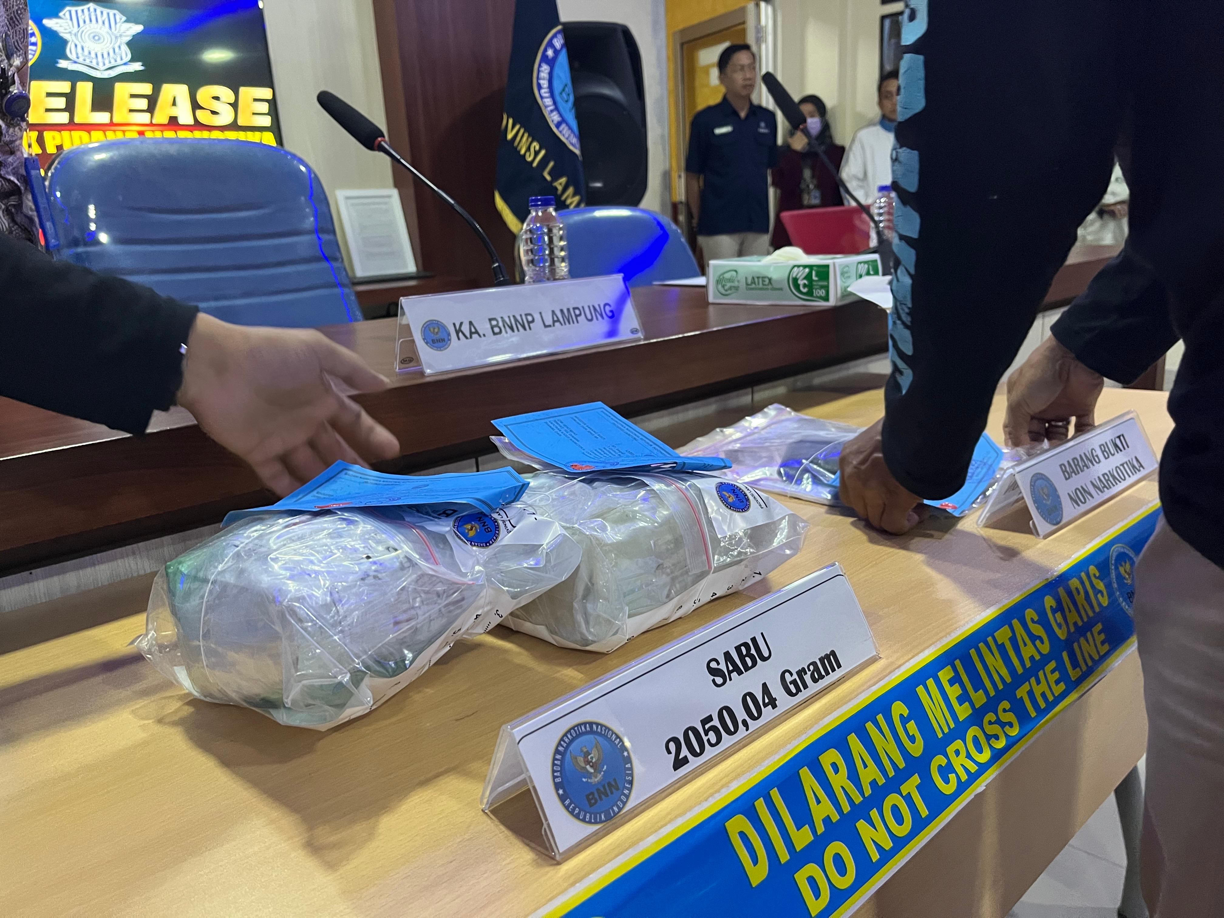 BNNP Lampung Gagalkan Penyelundupan 2 Kg Sabu yang Disembunyikan di Kolong Truk