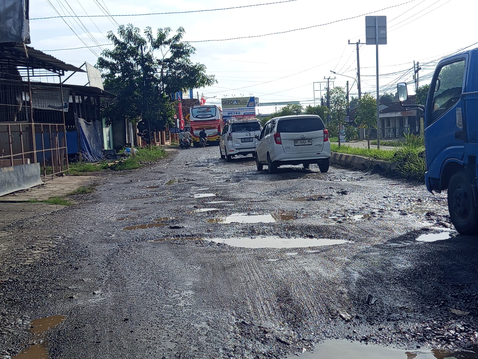 Jalan Pattimura Metro Utara Kian Rusak, Warga Minta Perbaikan Menyeluruh Tak Sekadar Tambal Sulam