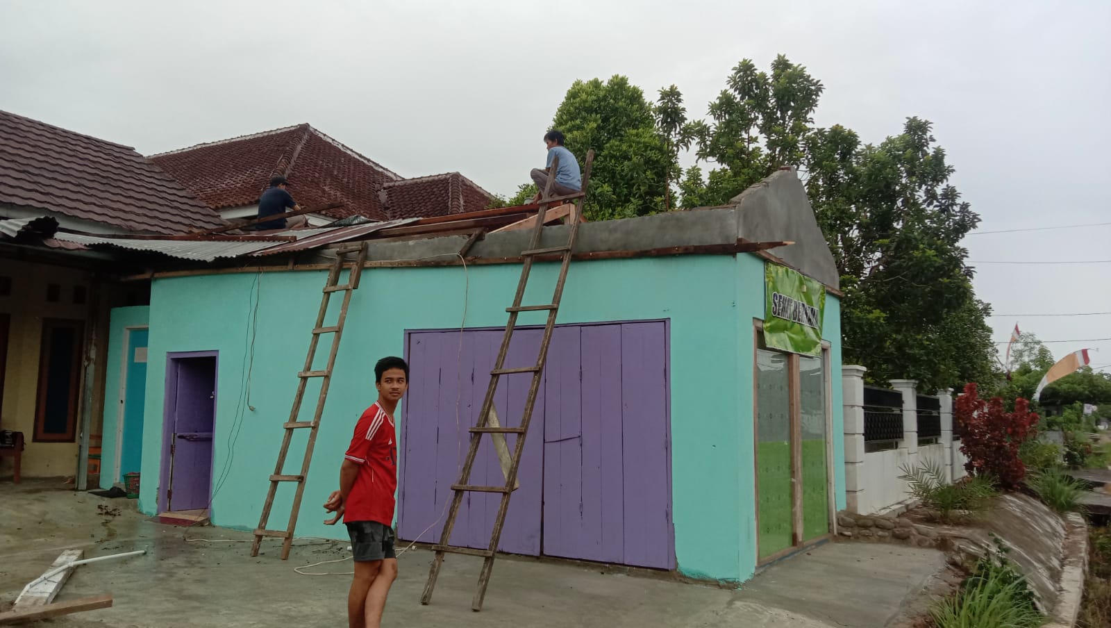 Sejumlah Atap Rumah Warga Hingga Sekolah di Pesisir Barat Terdampak Angin Kencang