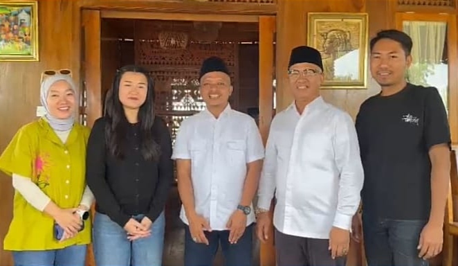 Suasana Cair Usai Pilkada Pringsewu 2024, Riyanto Pamungkas Bertemu Dengan Laras Tri Handayani 