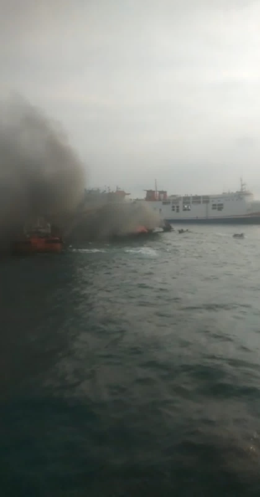 Penumpang Kapal KMP Royce 1 yang Terbakar di Laut Banten Dievakuasi