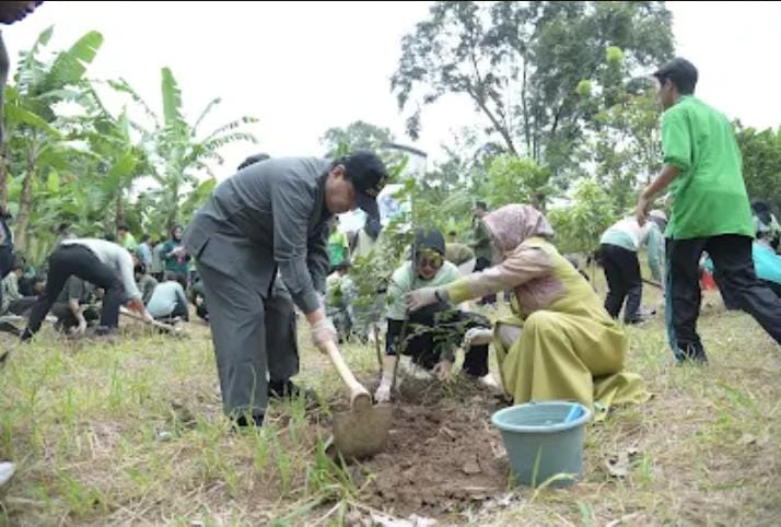 Mahasiswa Baru Teknokrat Semarakkan Pelepasan Bibit Ikan dan Penanaman Pohon di Techno Park