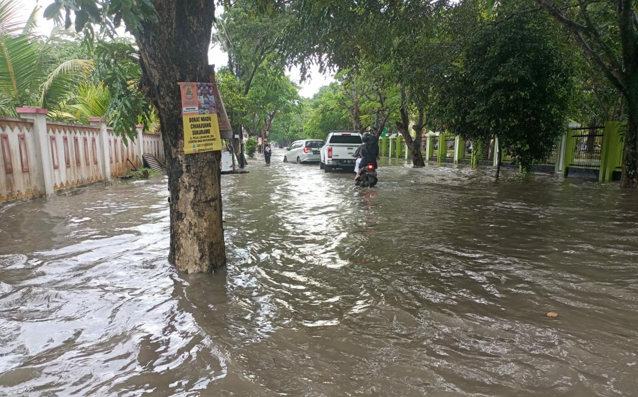 Hujan Lebat Disertai Angin, Begini Kondisi Jalanan Bandar Lampung 