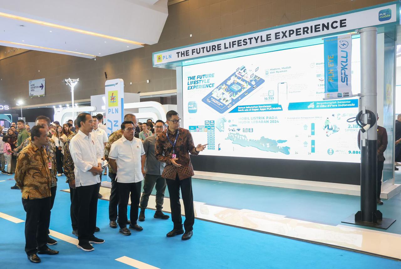 Dikunjungi Presiden, Dirut PLN Ungkap Kesiapan Ekosistem Kendaraan Listrik di Booth PLN di PEVS 2024