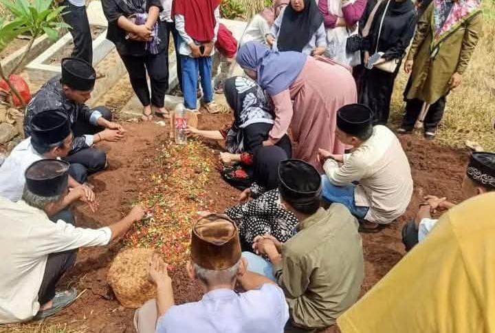 Kades di Lampung Diduga Tewas Gantung Diri, Keluarga Korban Lakukan Ekshumasi 
