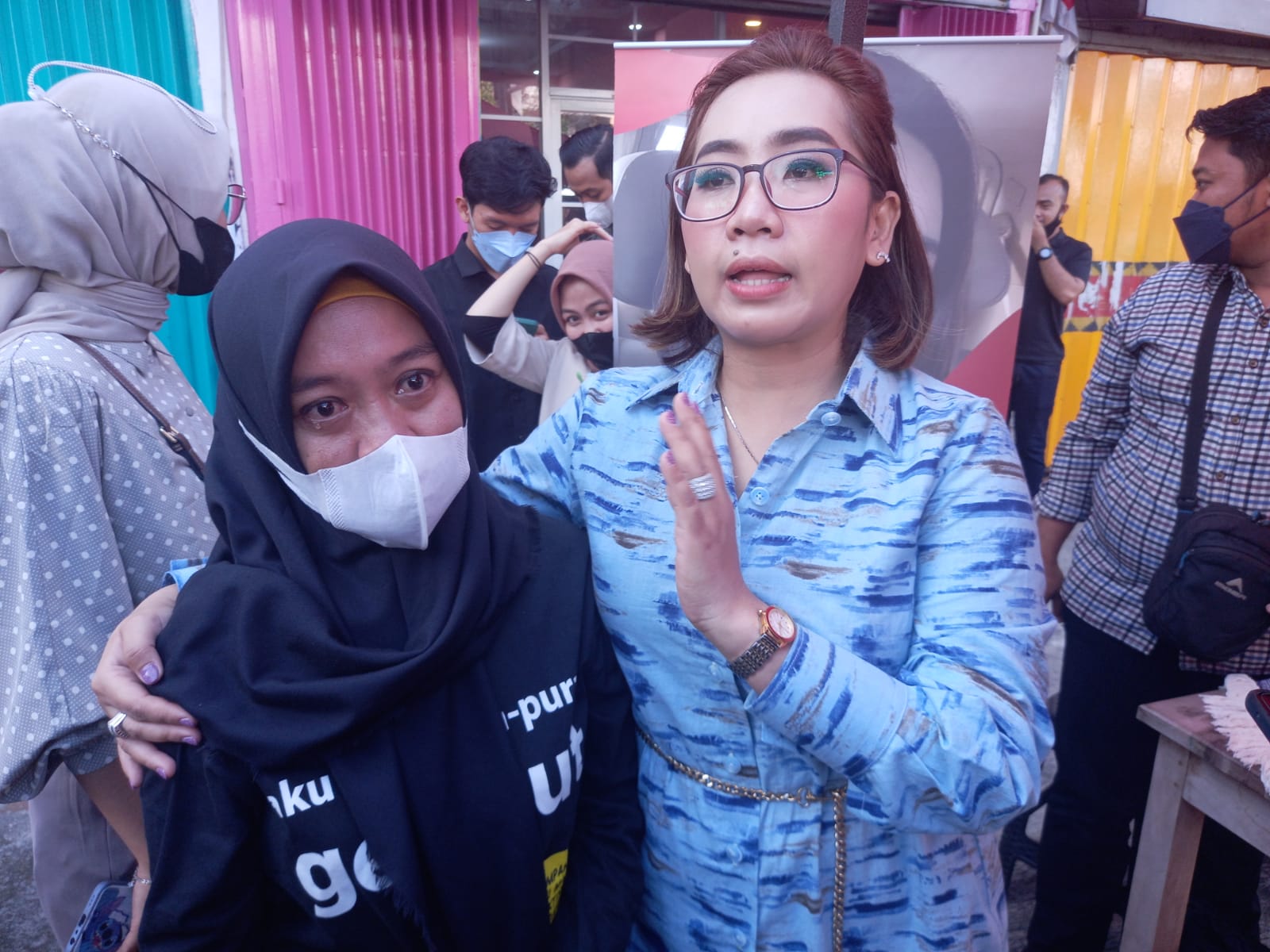Eks Pol PP Menangis Ngadu ke Aspri Hotman Paris Usai Dipecat Wali Kota Bandar Lampung