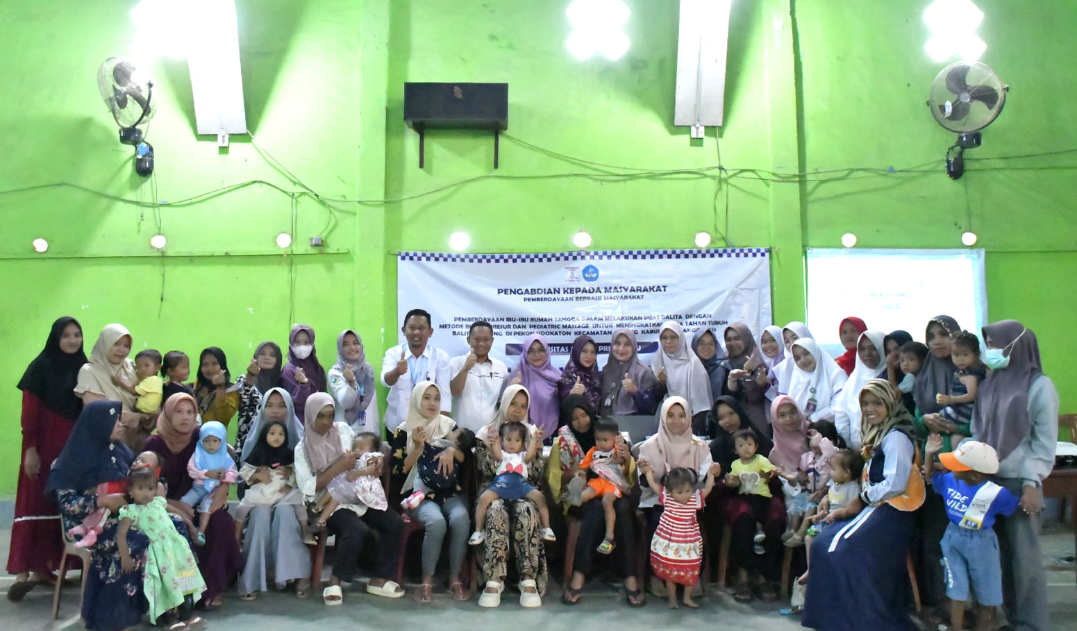 Pengabdian Masyarakat, Dosen-Mahasiswa Universitas Aisyah Pringsewu Lampung Beri Pelatihan Pijat Balita 