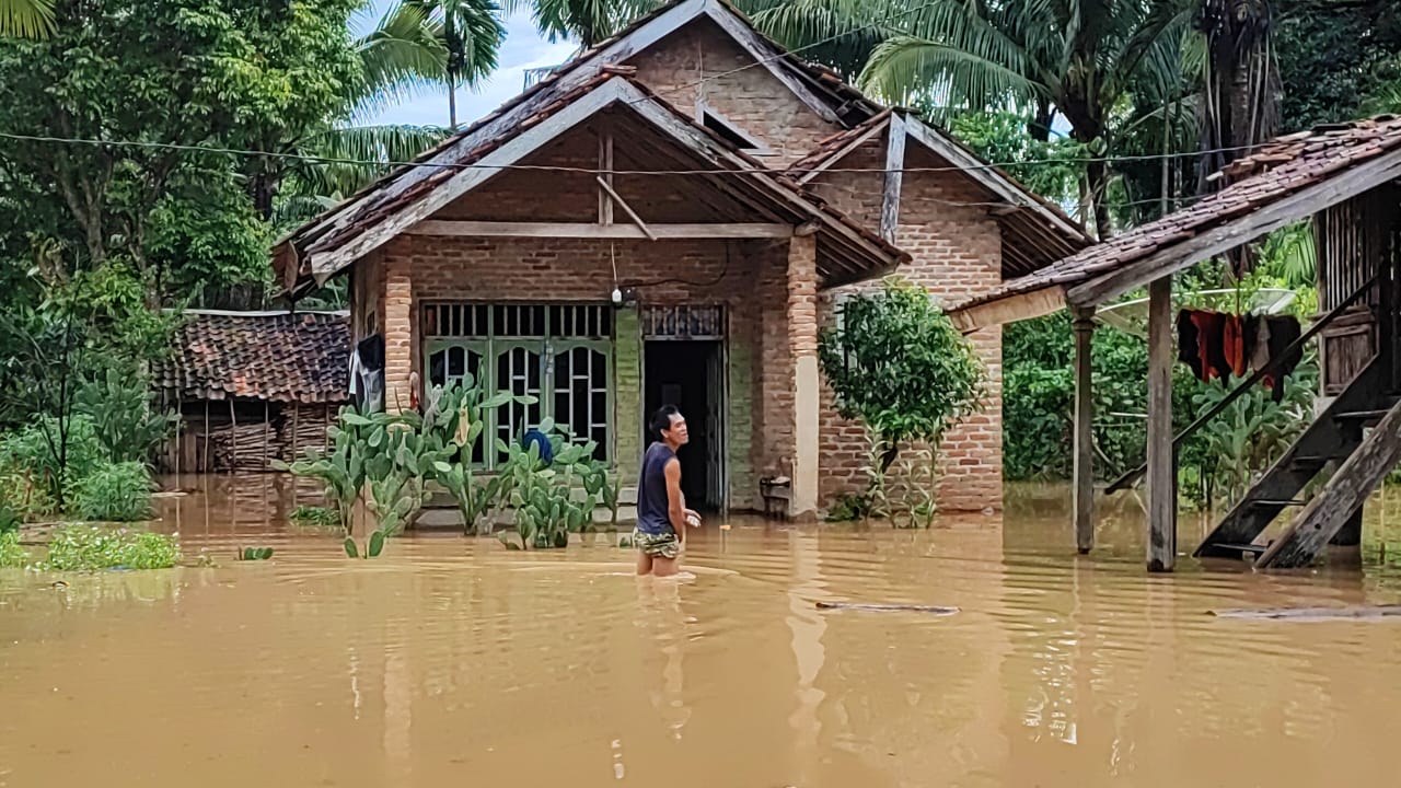 Dampak Intensitas Hujan Tinggi, Luapan Air Sungai Way Besai Buat Warga Rugi hingga Ratusan Juta