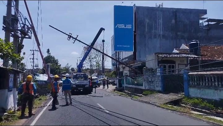 Diduga Karena Angin Kencang, Tiang Listrik Bertegangan Tinggi Roboh di Bandarlampung