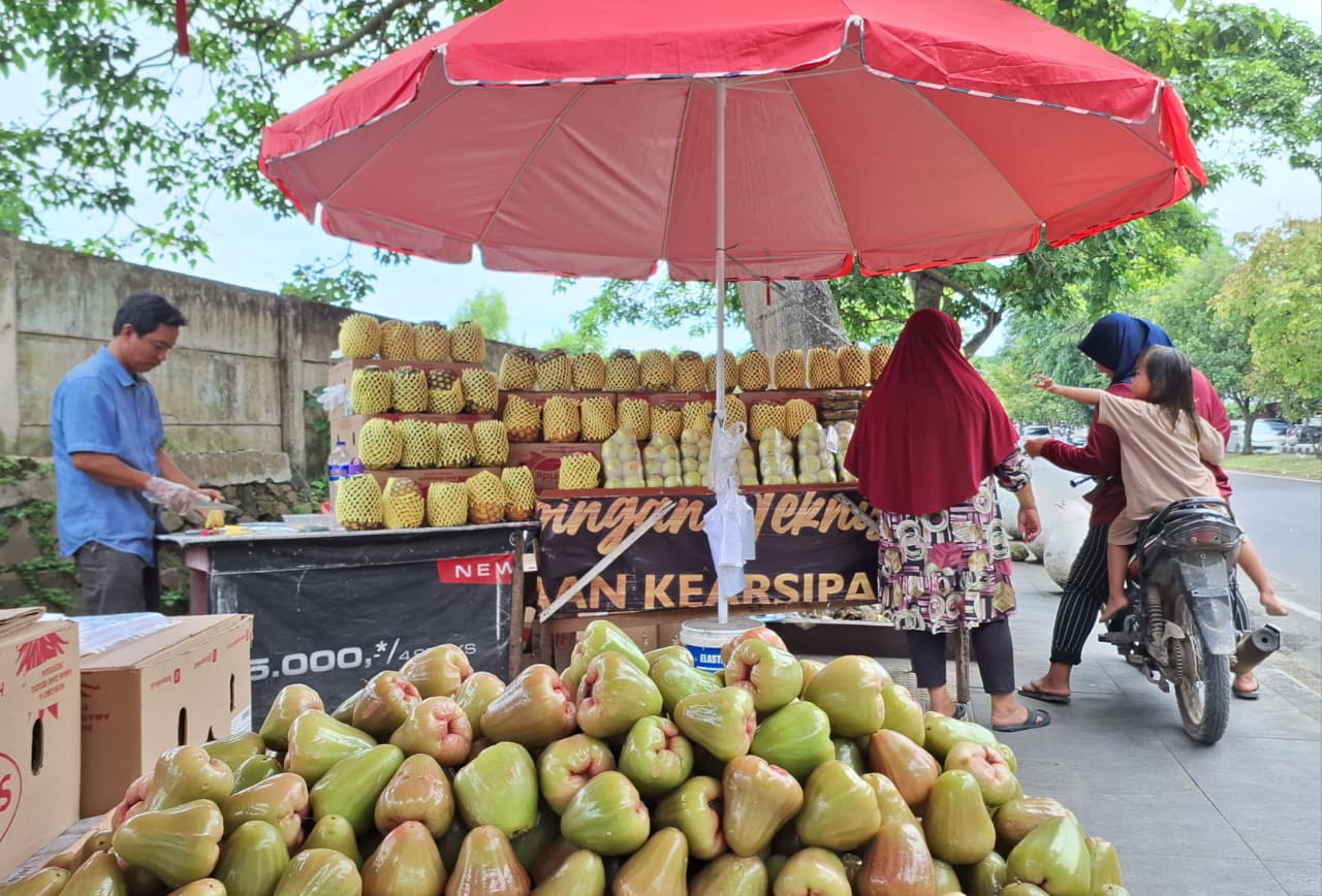 Penertiban Setengah Hati, Trotoar Sultan Agung Lagi-Lagi Disulap Jadi Pasar Jalanan