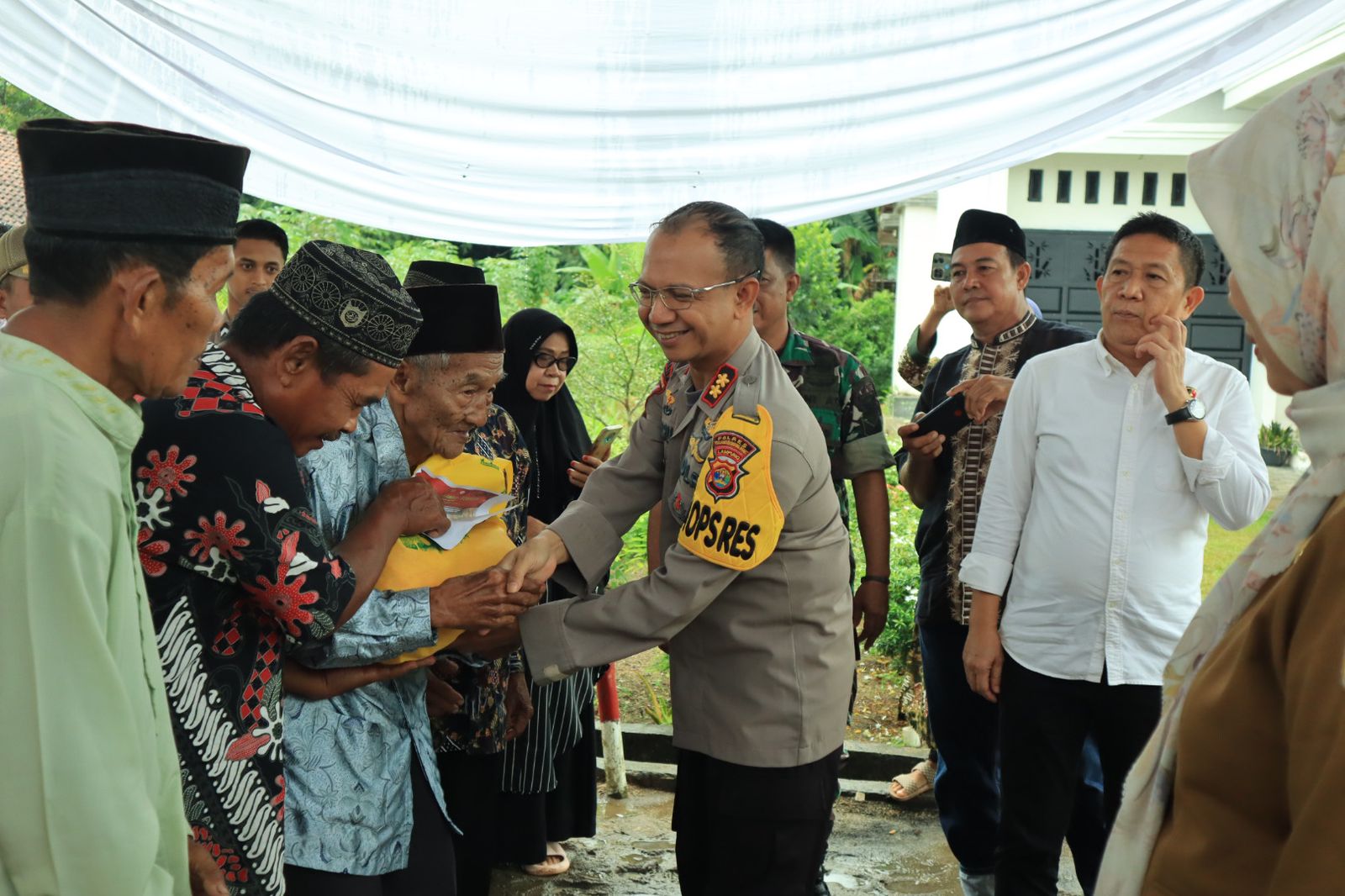 HUT Bhayangkara, Polres Tulang Bawang Barat Gelar Bakti Religi dan Beri Bansos Sembako