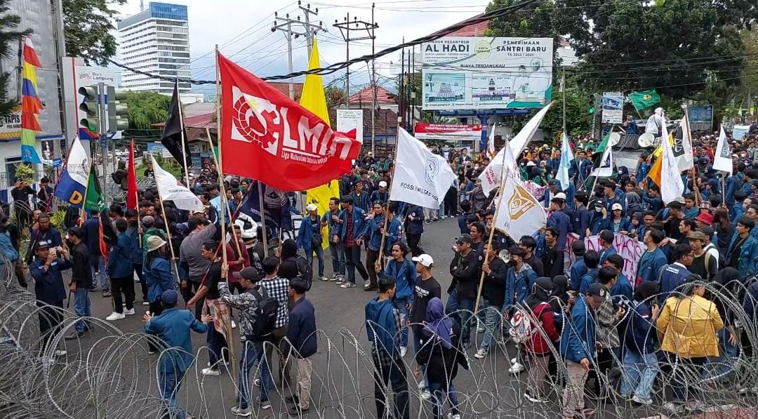 Ribuan Masa Aliansi Lampung Memanggil Lakukan Aksi Didepan Gedung DPRD Tuntut Pencabutan UU Ciptaker