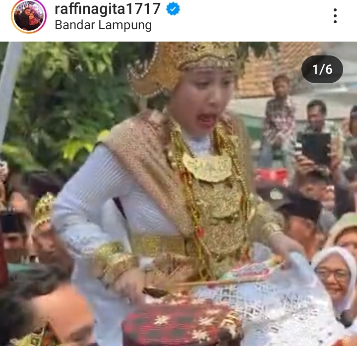 Bikin Salfok, Begini Ekspresi Nagita Slavina Saat Ditandu Menggunakan Baju Adat Lampung 