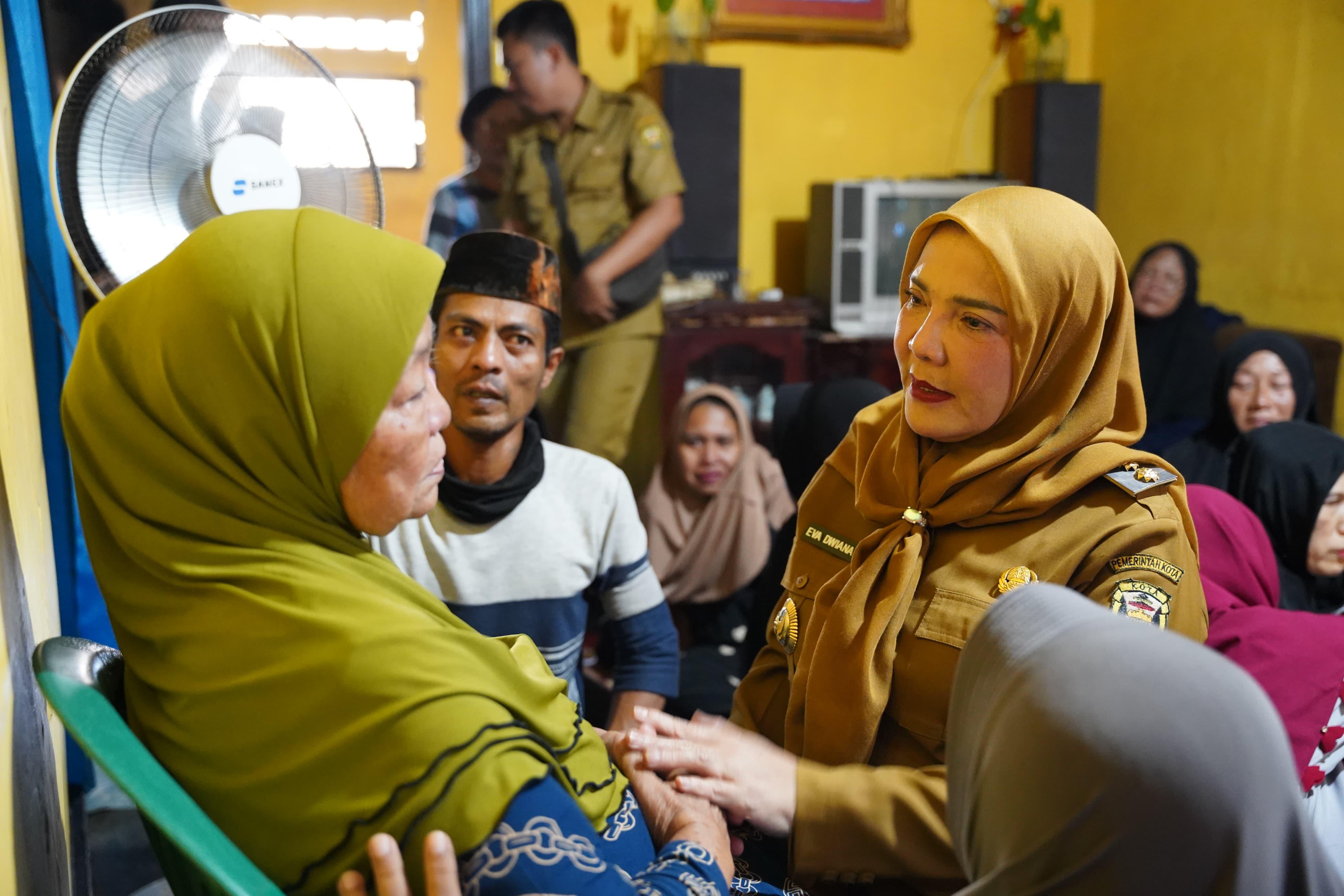 Wali Kota Bandar Lampung Eva Dwiana Melayat dan Salurkan Santunan Uang Duka Kepada Korban Kecelakaan Kerja