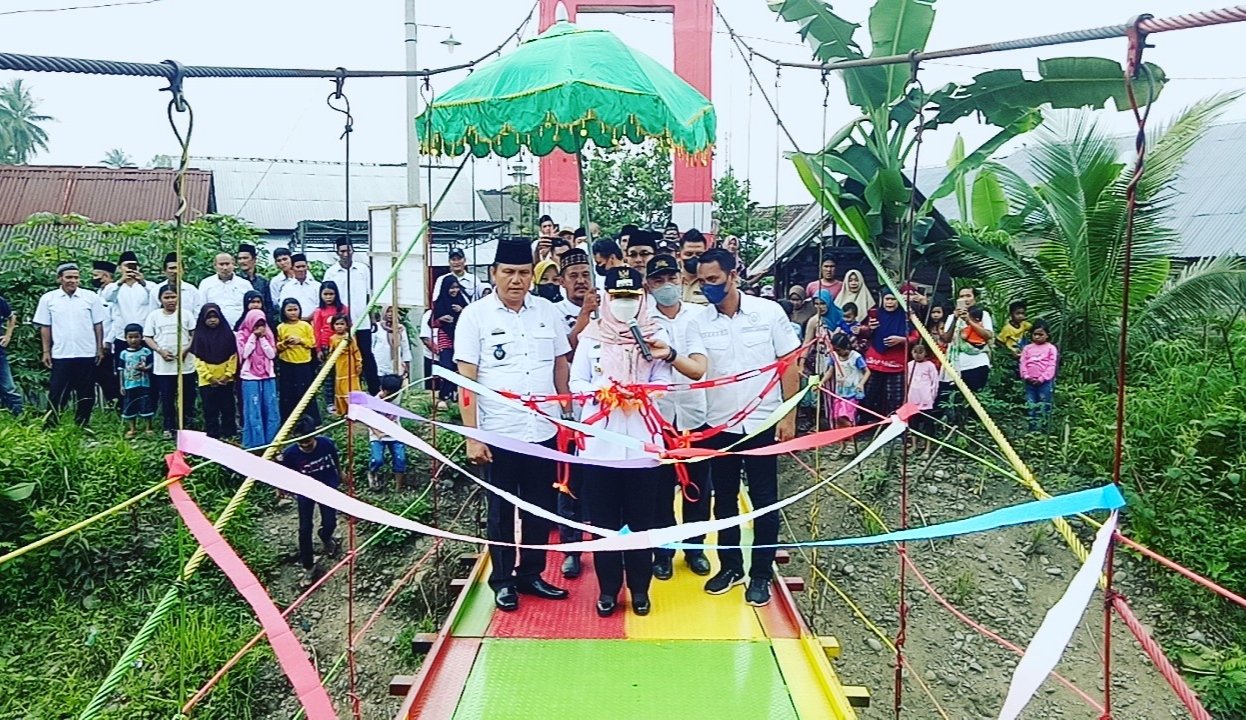 Bupati Meresmikan Jembatan Gantung Sinar Pelangi di Kotaagung Barat